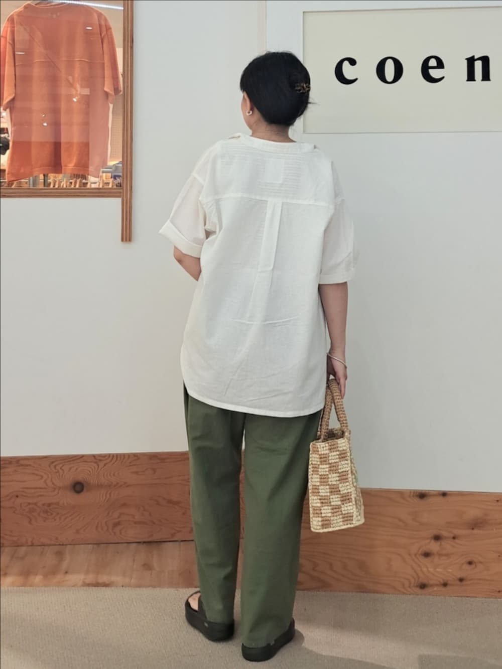 ホワイト系のシャツ/ブラウス、その他のタンクトップ、グリーン系のその他パンツを着用したレディースの夏コーディネートの5枚目の写真