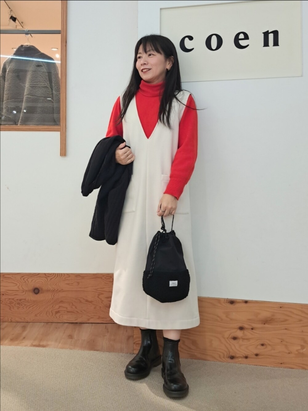 「coen、coenスタッフスタイリング、コーエン、ファッションを楽しもう、ジャンパースカート、ワンピース、きれいめカジュアル、カラーコーデ、カーディガン、タートルネック、ブーツ、キルティング、巾着バッグ、いつもありがとうございます、おしゃれさんと繋がりたい」｜「coenのホールガーメントタートルネックニット（ニット/セーター、レッド系）」を使った、coenなるせさん（骨格ストレート・レディース・157cm）の秋コーディネートの2枚目の写真