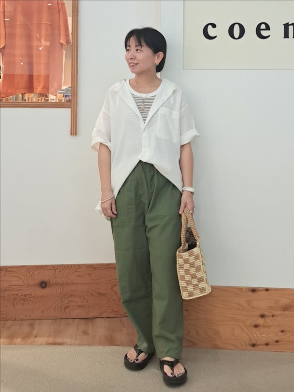 ホワイト系のシャツ/ブラウス、その他のタンクトップ、グリーン系のその他パンツを着用したレディースの夏コーディネートの3枚目の写真
