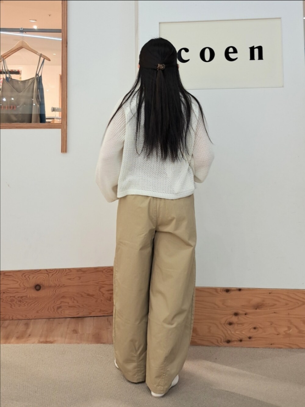 「coen、coenスタッフスタイリング、コーエン、大人カジュアル、ラメニット、メッシュ、お出かけコーデ、淡色コーデ、春コーデ、初夏コーデ、バレエシューズ、パンツスタイル、いつもありがとうございます、春のNewスタイル、レイヤードスタイル」｜「coenのラメスパンコールメッシュニット（ニット/セーター、ホワイト系）」を使った、coenなるせさん（骨格ストレート・レディース・157cm）の春コーディネートの5枚目の写真