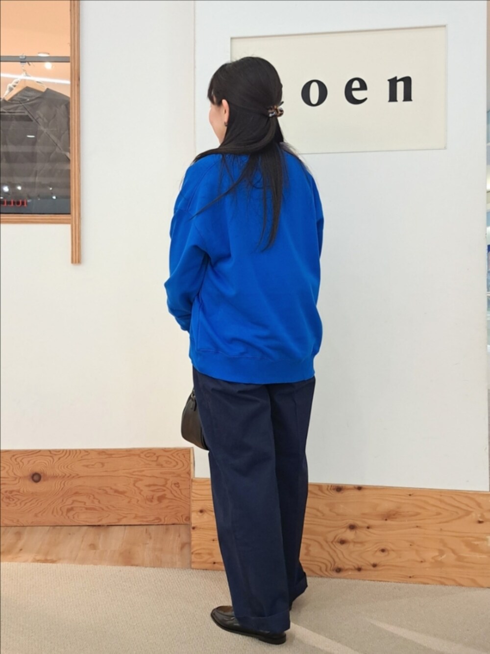 ブルー系のスウェット、ホワイト系のTシャツ/カットソー、ブルー系のチノパンツを着用したレディースの冬コーディネートの3枚目の写真