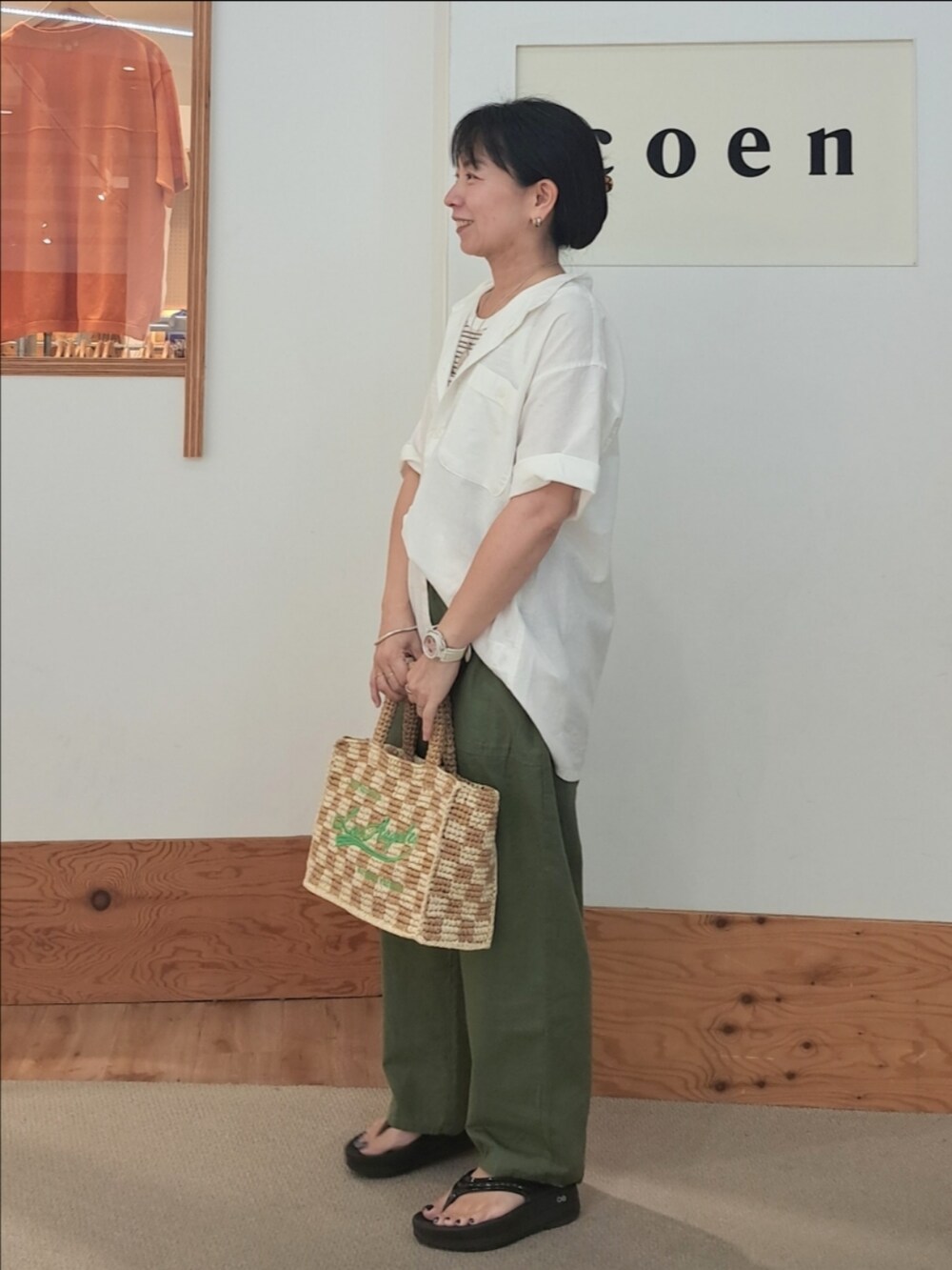 ホワイト系のシャツ/ブラウス、その他のタンクトップ、グリーン系のその他パンツを着用したレディースの夏コーディネートの4枚目の写真
