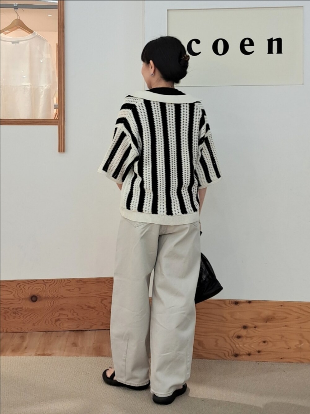 ブラック系のTシャツ/カットソー、グレー系のその他パンツ、その他のショルダーバッグを着用したレディースの春コーディネートの5枚目の写真