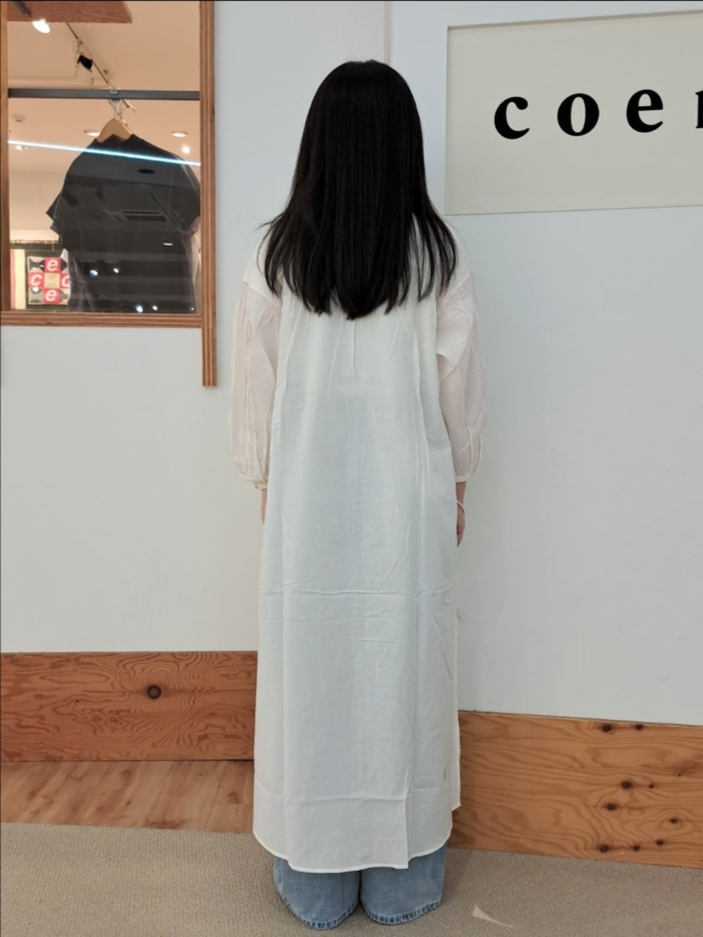 「coen、coenスタッフスタイリング、コーエン、デニム、シャツワンピ、シャツスタイル、シンプルコーデ、初夏コーデ、爽やかコーデ、oofos、いつもありがとうございます、おしゃれさんと繋がりたい」｜「coenのインドコットンシャーリングワンピース（シャツワンピース、ホワイト系）」を使った、coenなるせさん（骨格ストレート・レディース・157cm）の春コーディネートの4枚目の写真