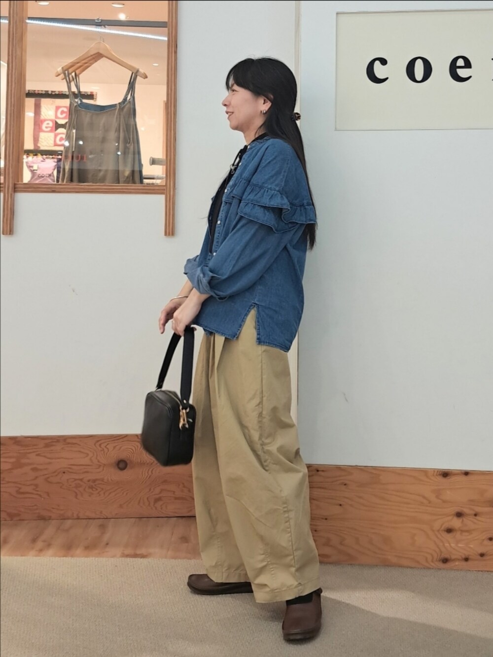 「coen、coenスタッフスタイリング、コーエン、春コーデ、パンツスタイル、大人カジュアル、シャツスタイル、デニム、デニムシャツ、お出かけコーデ、ショルダーバッグ、メガネ女子、休日スタイル、いつもありがとうございます、春のNewスタイル」｜「coenのデニムフリルブラウス（シャツ/ブラウス、ブルー系）」を使った、coenなるせさん（骨格ストレート・レディース・157cm）の春コーディネートの3枚目の写真