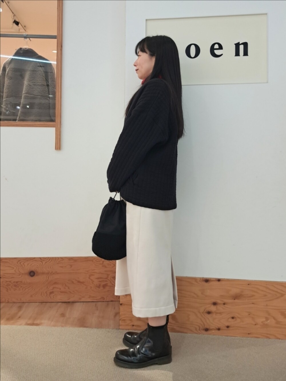 「coen、coenスタッフスタイリング、コーエン、ファッションを楽しもう、ジャンパースカート、ワンピース、きれいめカジュアル、カラーコーデ、カーディガン、タートルネック、ブーツ、キルティング、巾着バッグ、いつもありがとうございます、おしゃれさんと繋がりたい」｜「coenのホールガーメントタートルネックニット（ニット/セーター、レッド系）」を使った、coenなるせさん（骨格ストレート・レディース・157cm）の秋コーディネートの3枚目の写真