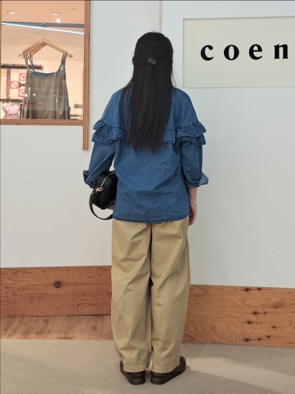 「coen、coenスタッフスタイリング、コーエン、春コーデ、パンツスタイル、大人カジュアル、シャツスタイル、デニム、デニムシャツ、お出かけコーデ、ショルダーバッグ、メガネ女子、休日スタイル、いつもありがとうございます、春のNewスタイル」｜「coenのデニムフリルブラウス（シャツ/ブラウス、ブルー系）」を使った、coenなるせさん（骨格ストレート・レディース・157cm）の春コーディネートの4枚目の写真