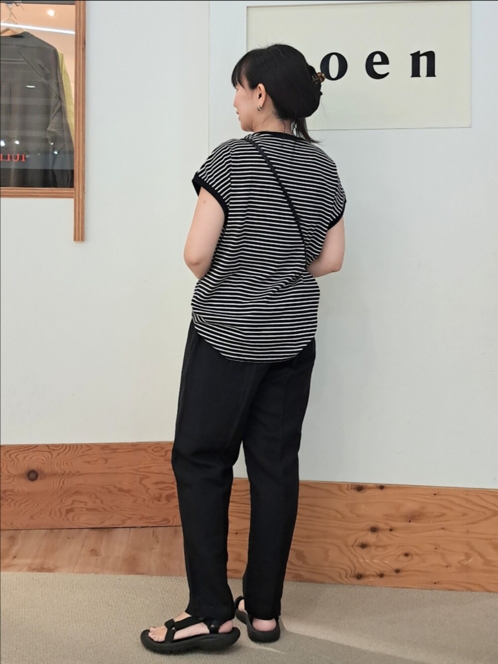 ブラック系のTシャツ/カットソー、ブラック系のその他パンツ、ブラック系のショルダーバッグを着用したレディースの夏コーディネートの4枚目の写真