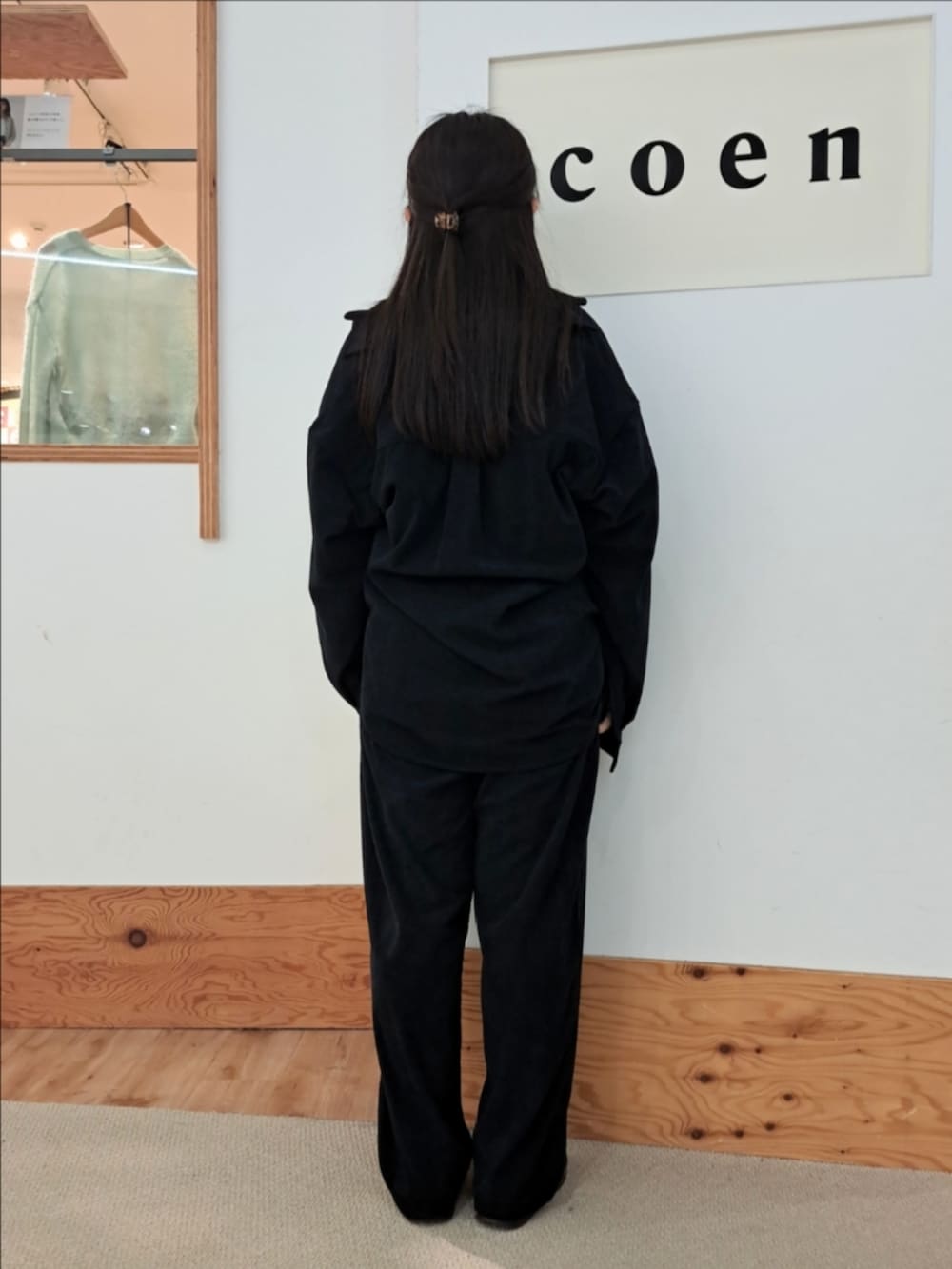 ブラック系のTシャツ/カットソー、ブラック系のシャツ/ブラウス、ブラック系のその他パンツを着用したレディースの秋コーディネートの4枚目の写真