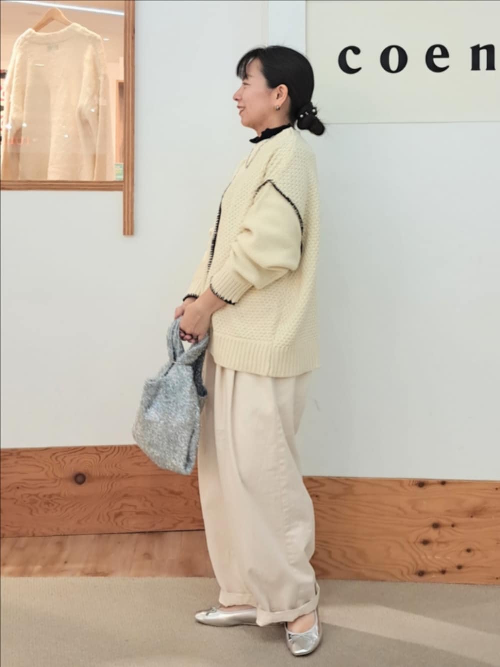 「coen、coenスタッフスタイリング、コーエン、淡色コーデ、モノトーン、ニット、ランタンパンツ、ワイドパンツ、パッチワークニット、秋冬コーデ、デニム、バレエシューズ、いつもありがとうございます、おしゃれさんと繋がりたい」｜「coenのハンドステッチパッチワークニット（ニット/セーター、ホワイト系）」を使った、coenなるせさん（骨格ストレート・レディース・157cm）の秋コーディネートの3枚目の写真