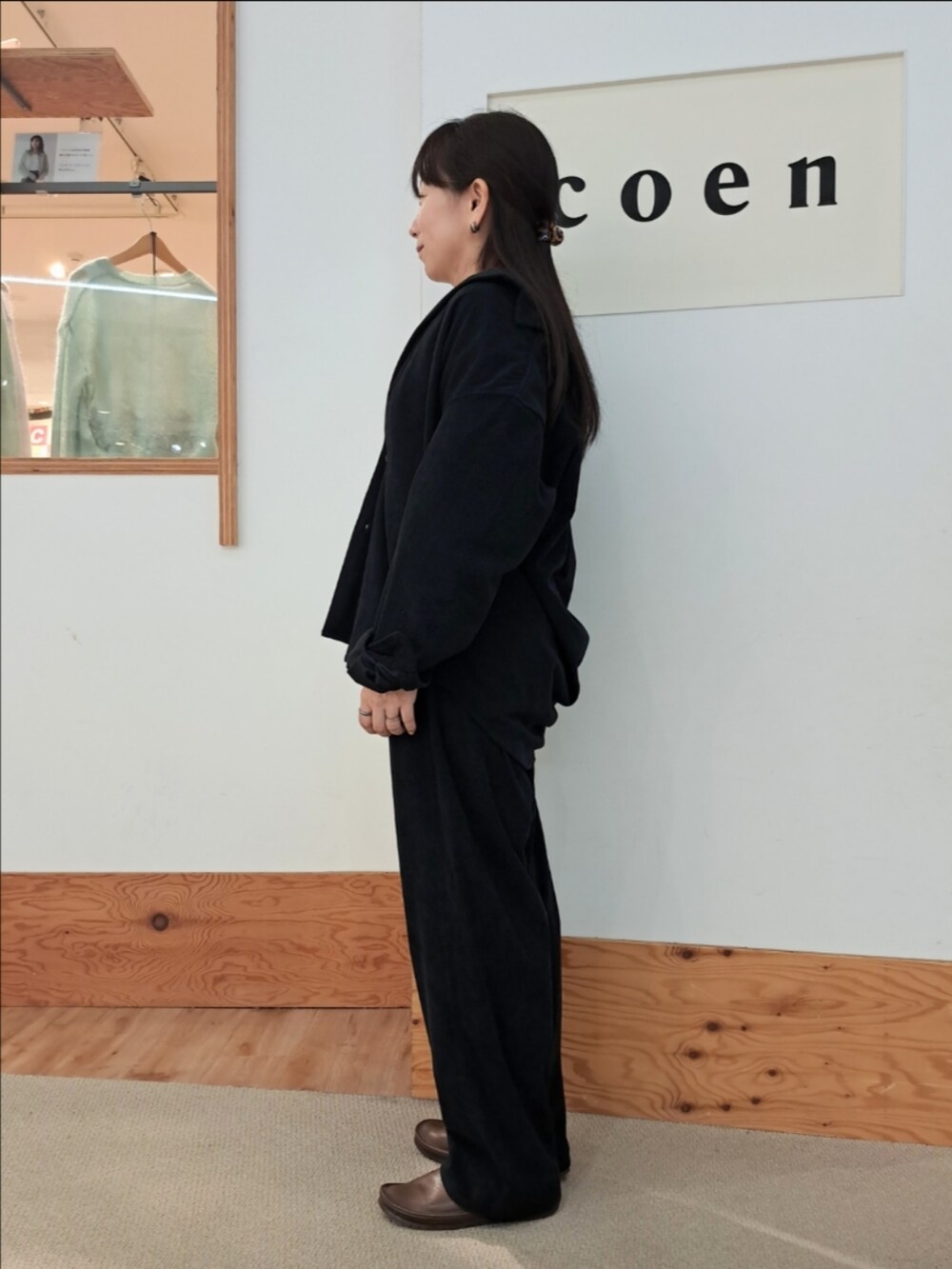 ブラック系のTシャツ/カットソー、ブラック系のシャツ/ブラウス、ブラック系のその他パンツを着用したレディースの秋コーディネートの3枚目の写真