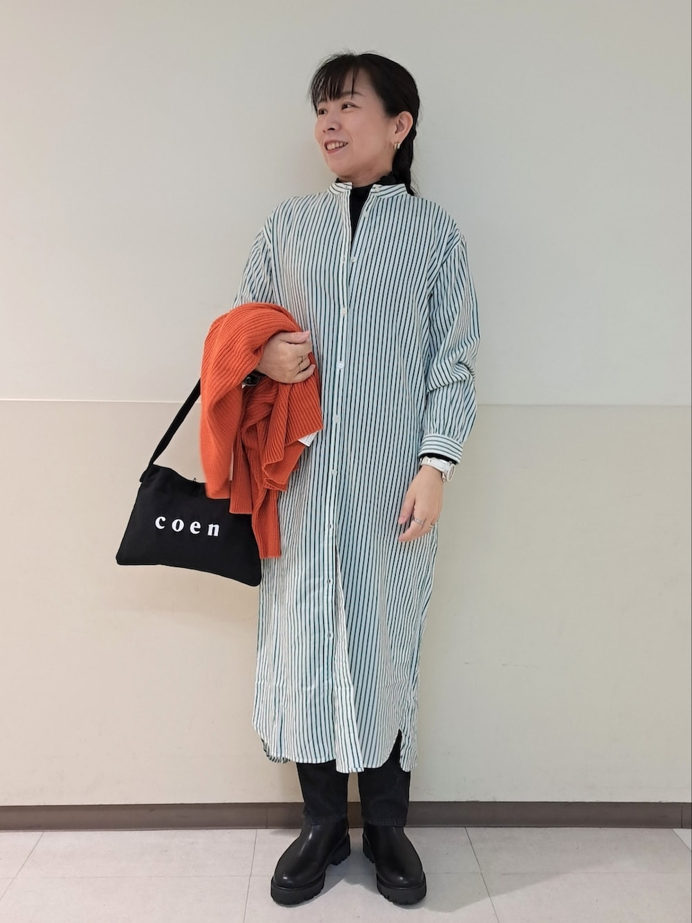 「coen、コーエン、シャツワンピ、デニム、秋服準備はじめました、カーディガン、オレンジ、大人カジュアル、ブーツ、いつもありがとうございます、おしゃれさんと繋がりたい、coenスタッフスタイリング」｜「coenのサイドゴアトラックブーツ（ブーツ、ブラック系）」を使った、coenなるせさん（レディース・157cm）の夏コーディネートの4枚目の写真