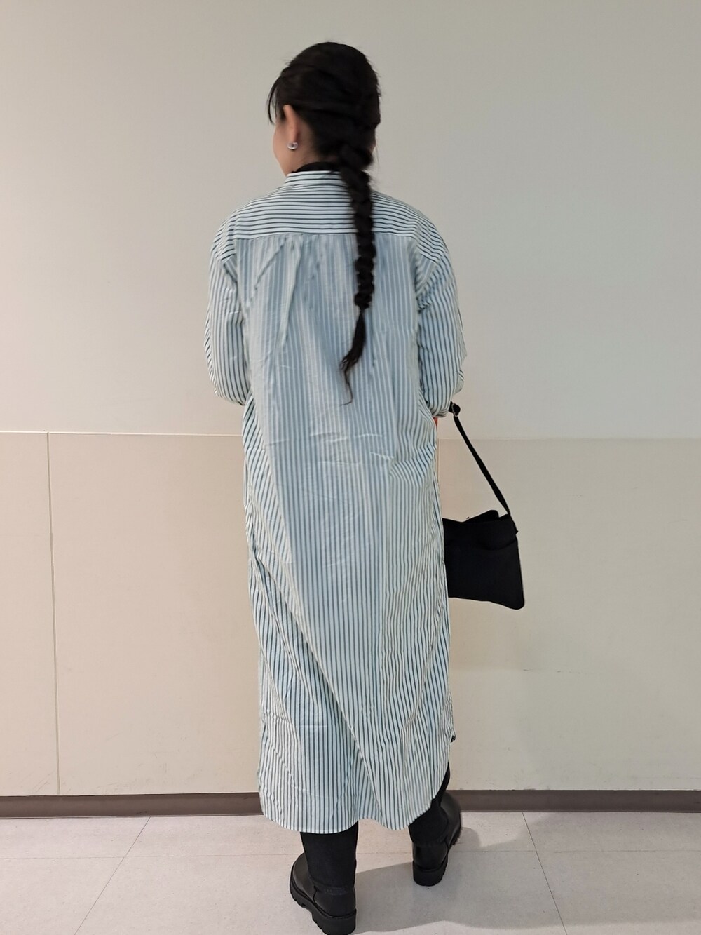 「coen、コーエン、シャツワンピ、デニム、秋服準備はじめました、カーディガン、オレンジ、大人カジュアル、ブーツ、いつもありがとうございます、おしゃれさんと繋がりたい、coenスタッフスタイリング」｜「coenのサイドゴアトラックブーツ（ブーツ、ブラック系）」を使った、coenなるせさん（レディース・157cm）の夏コーディネートの5枚目の写真