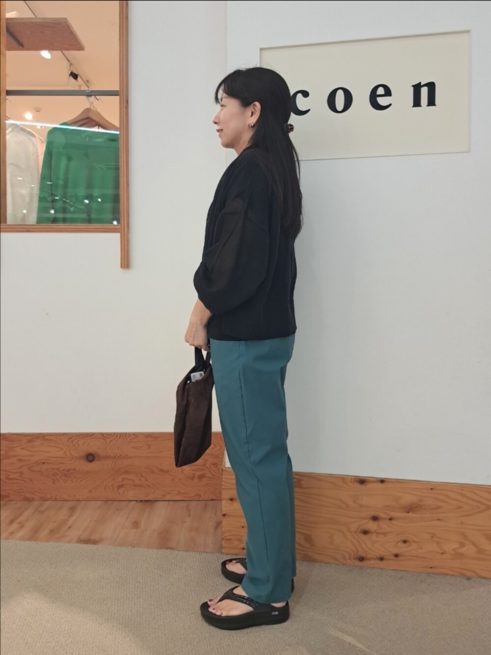 「coen、coenスタッフスタイリング、コーエン、アツいコーデ全部見せ、大人カジュアル、きれいめカジュアル、シンプルコーデ、秋服準備はじめました、アンサンブル、ラクチンコーデ、ミニバッグ、いつもありがとうございます、おしゃれさんと繋がりたい」｜「coenのサラコライトクロップドカーディガン（カーディガン/ボレロ、ブラック系）」を使った、coenなるせさん（骨格ストレート・レディース・157cm）の夏コーディネートの3枚目の写真