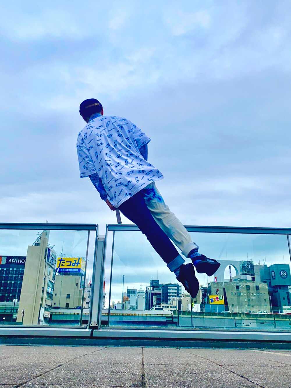 ブラック系のサンダル、ブルー系のTシャツ/カットソー、ブルー系のデニムパンツを着用したメンズの秋コーディネートの2枚目の写真