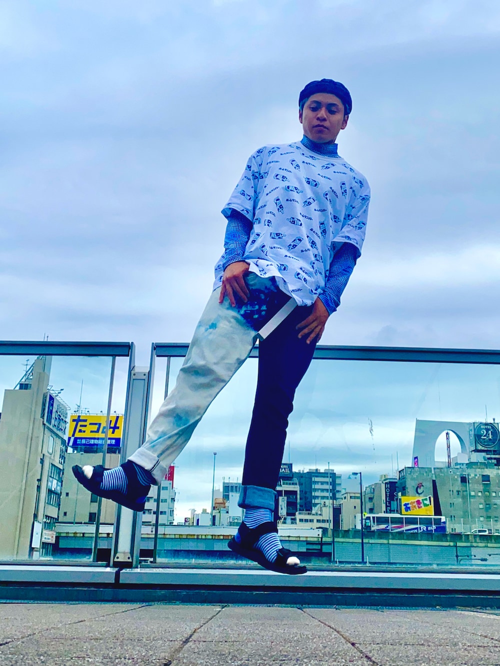 ブラック系のサンダル、ブルー系のTシャツ/カットソー、ブルー系のデニムパンツを着用したメンズの秋コーディネートの3枚目の写真