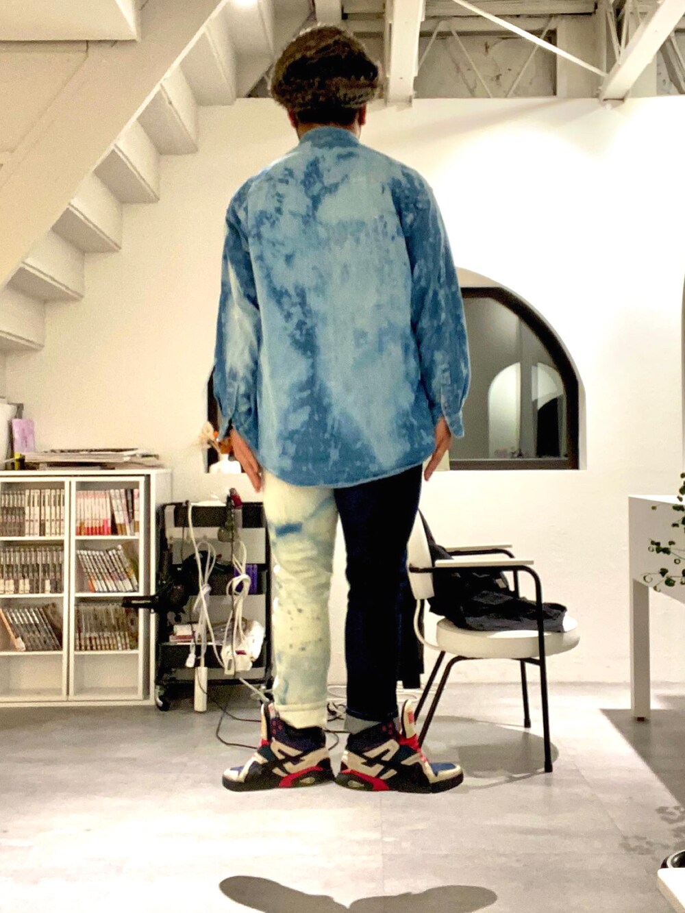 ブルー系のシャツ/ブラウス、ブルー系のデニムパンツ、ブルー系のスニーカーを着用したメンズの冬コーディネートの2枚目の写真