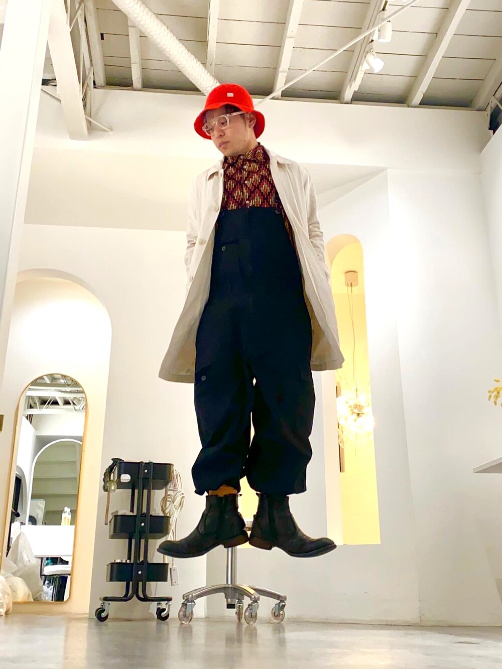 「浮いてコーデ、スラムダンク、湘北カラー、赤と黒、赤黒コーデ、バケットハット、赤帽子、オーバーオール、柄シャツ、サイドゴアブーツ、白コート、諦めたらそこで試合終了ですよ、低身長コーデ、プチプラ、クリスマスに着たい服」｜「no brandのアイテム（シャツ/ブラウス、レッド系）」を使った、フクダセカンド (近くにある喫茶店)さん（メンズ・165cm）の冬コーディネートの3枚目の写真