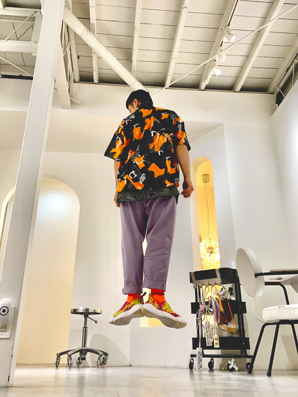 パープル系のその他パンツ、オレンジ系のシャツ/ブラウス、ブラック系のTシャツ/カットソーを着用したメンズの秋コーディネートの2枚目の写真