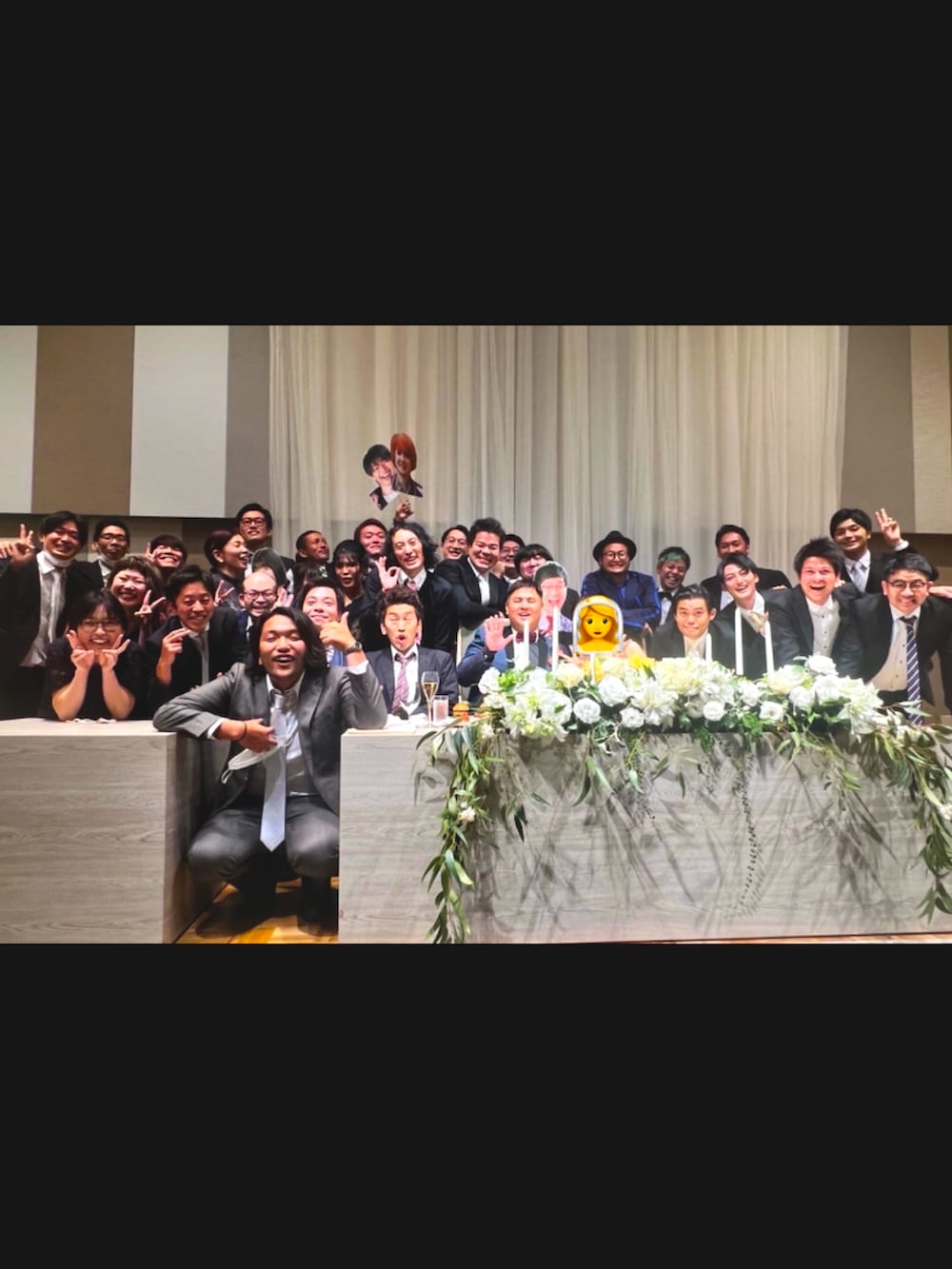 グリーン系のセットアップ、イエロー系のドレスシューズ、その他のその他を着用したメンズの秋コーディネートの3枚目の写真