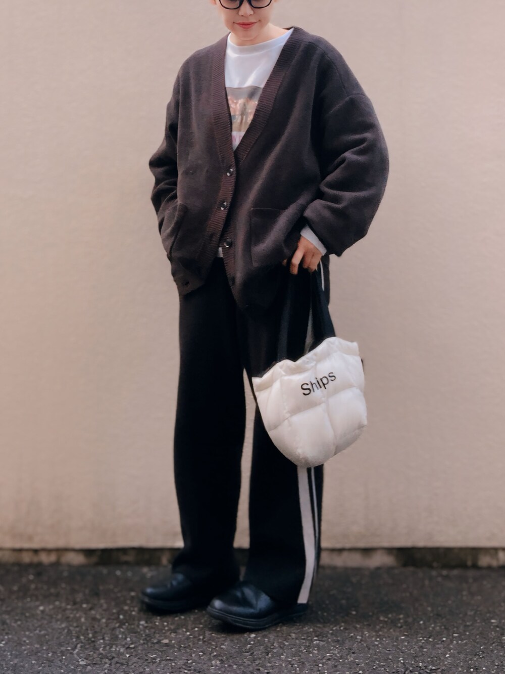 ブラック系のニット/セーター、ブラック系のその他パンツ、ブラック系のスニーカーを着用したレディースの春コーディネートの2枚目の写真