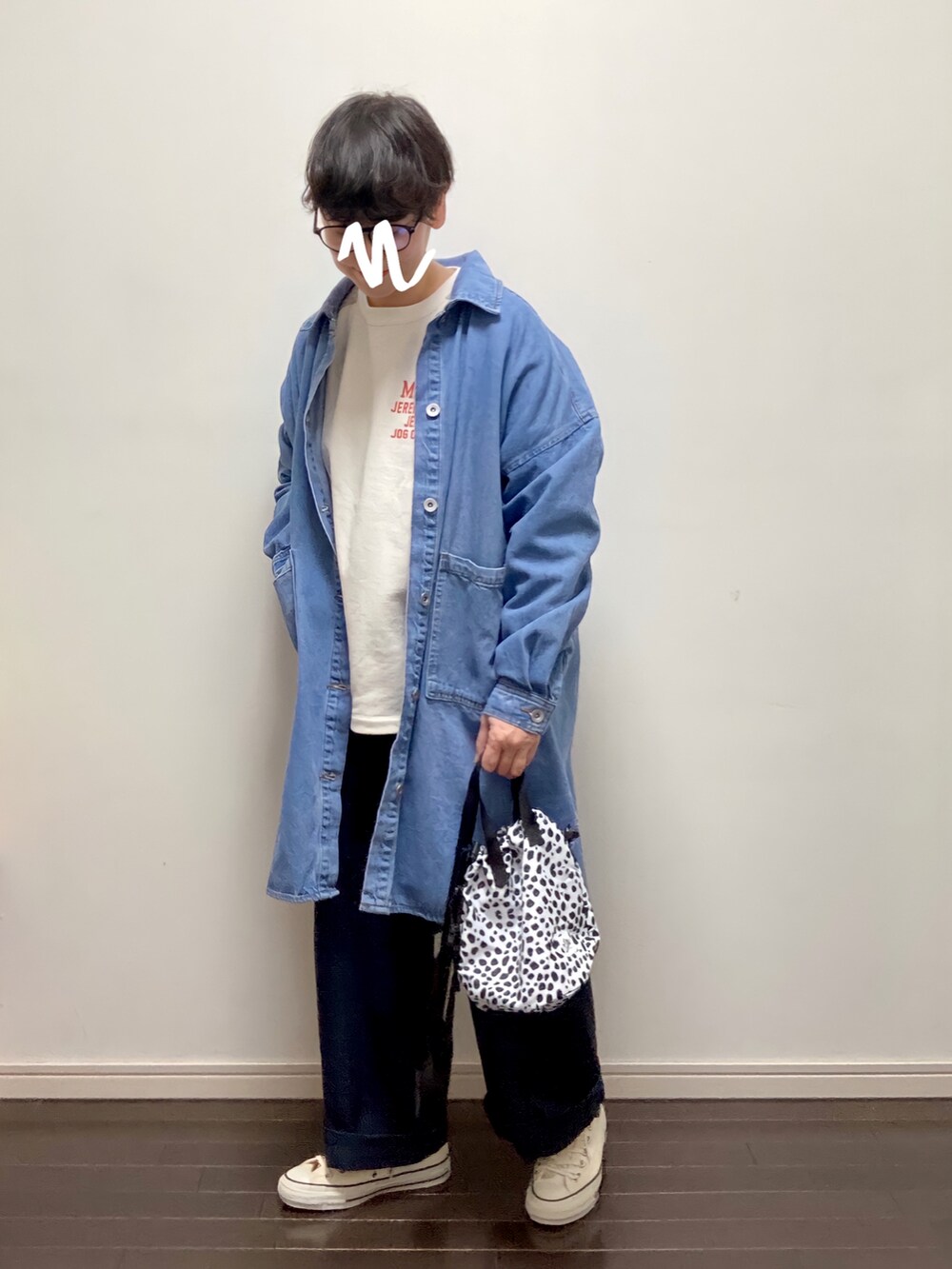 ブルー系のデニムジャケット、グレー系のスウェット、ホワイト系のショルダーバッグを着用したレディースの冬コーディネートの2枚目の写真