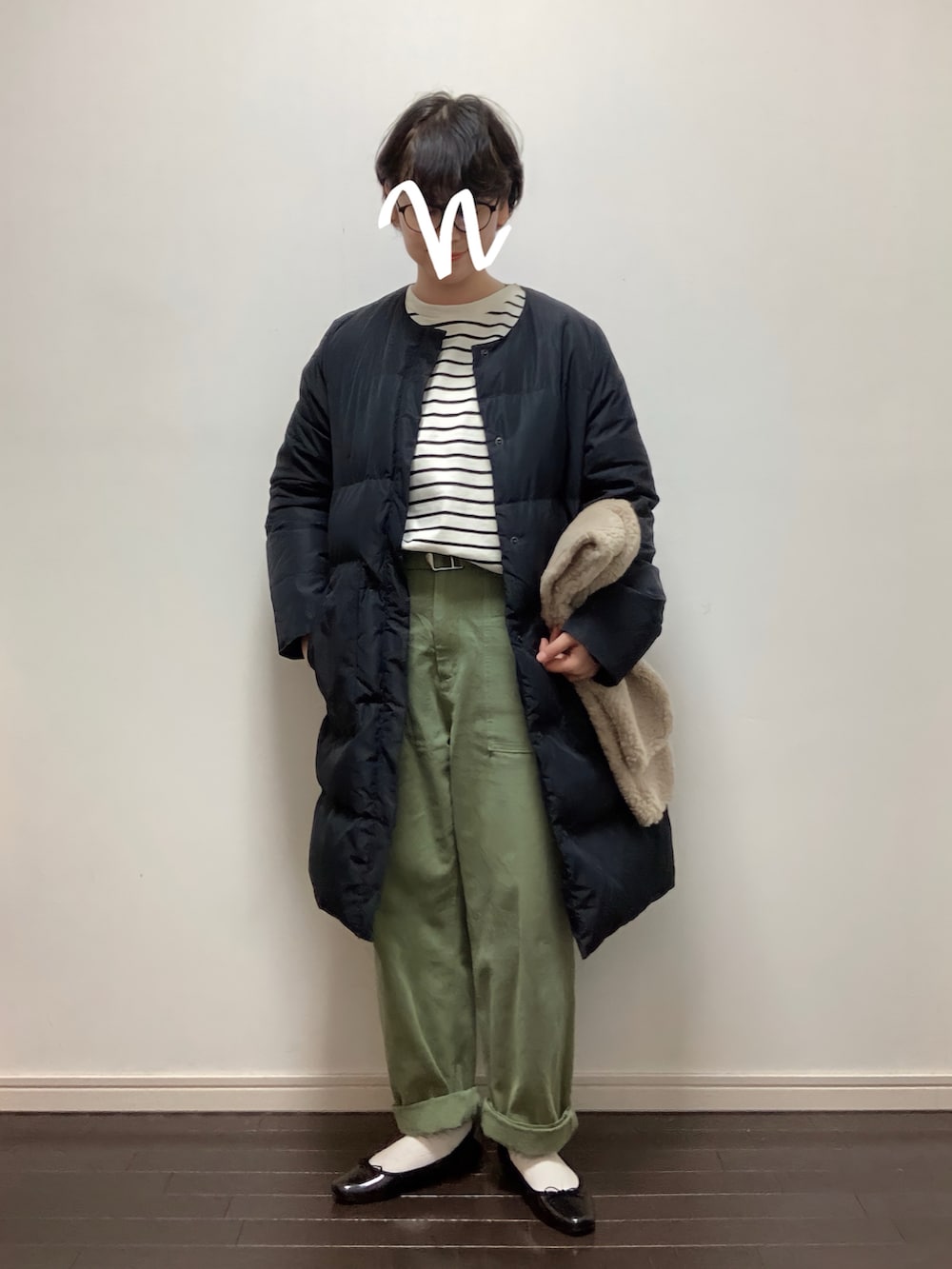 その他のTシャツ/カットソー、ホワイト系のエコバッグ/サブバッグ、グリーン系のその他パンツを着用したレディースの冬コーディネートの2枚目の写真