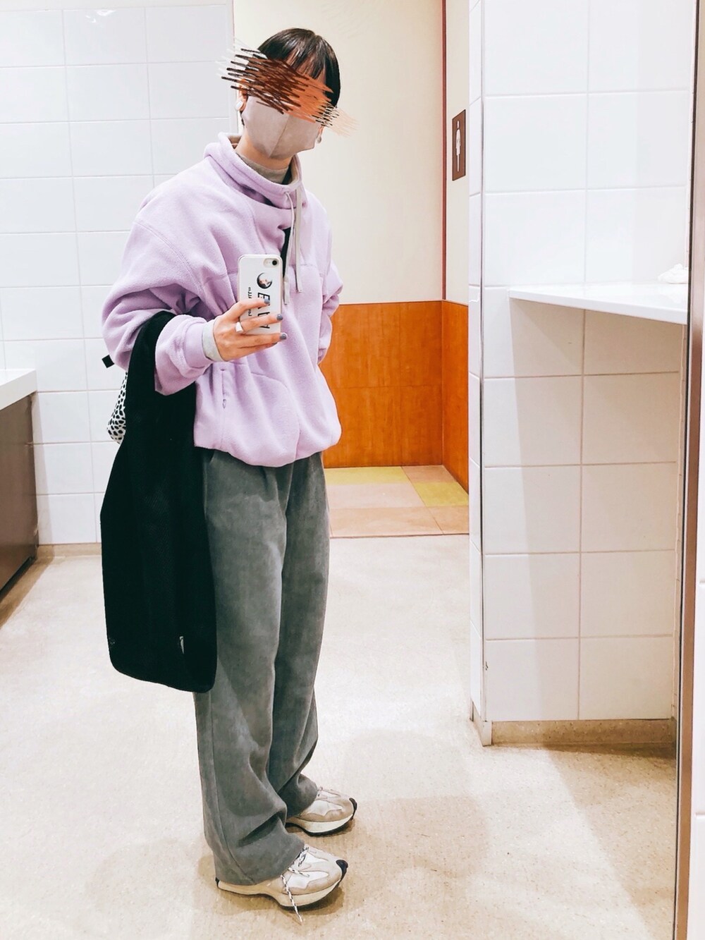グレー系のその他パンツ、パープル系のその他トップス、ホワイト系のショルダーバッグを着用したレディースの冬コーディネートの2枚目の写真