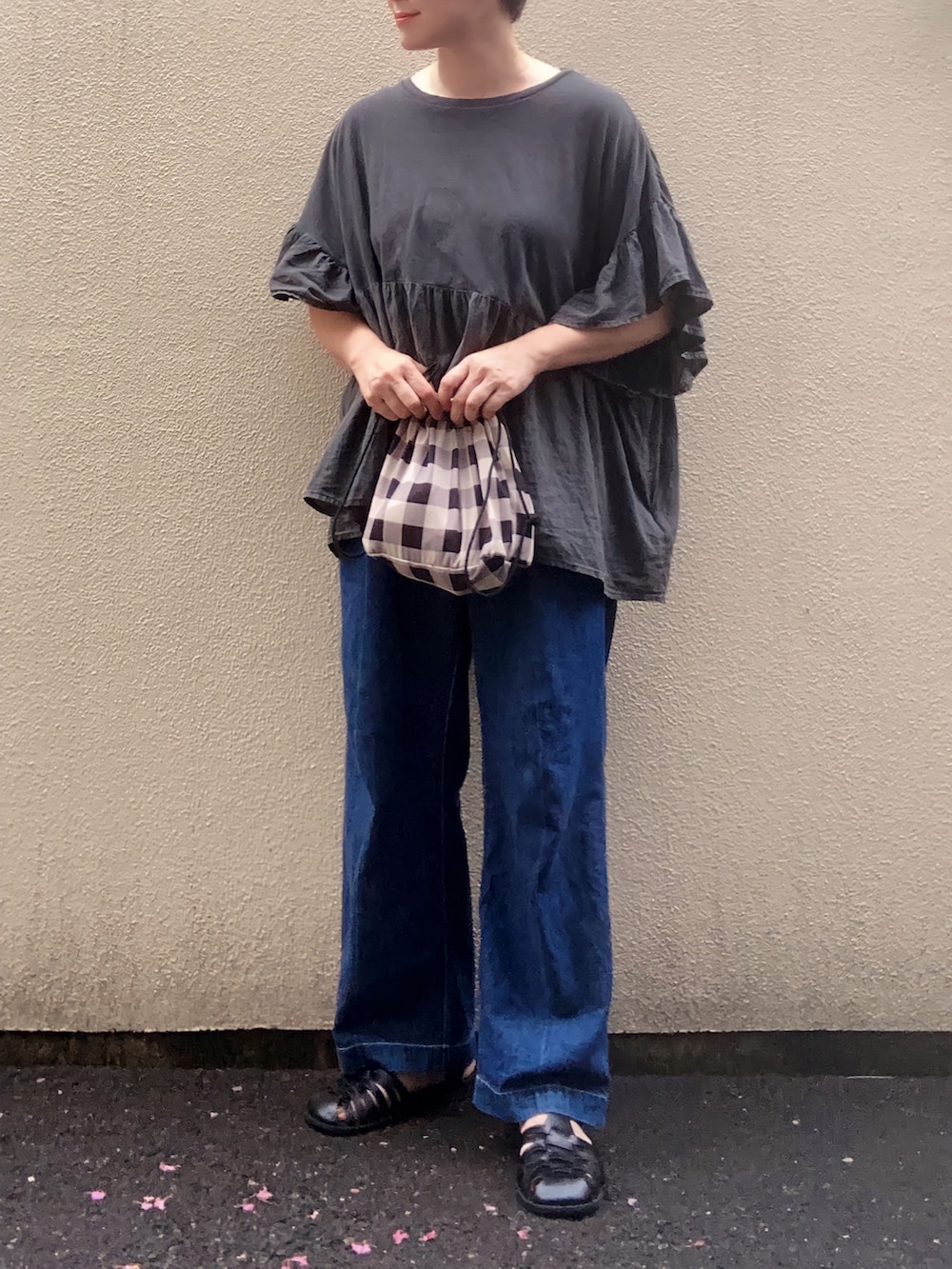 グレー系のTシャツ/カットソー、ブラック系のサンダル、その他のバッグを着用したレディースの夏コーディネートの2枚目の写真