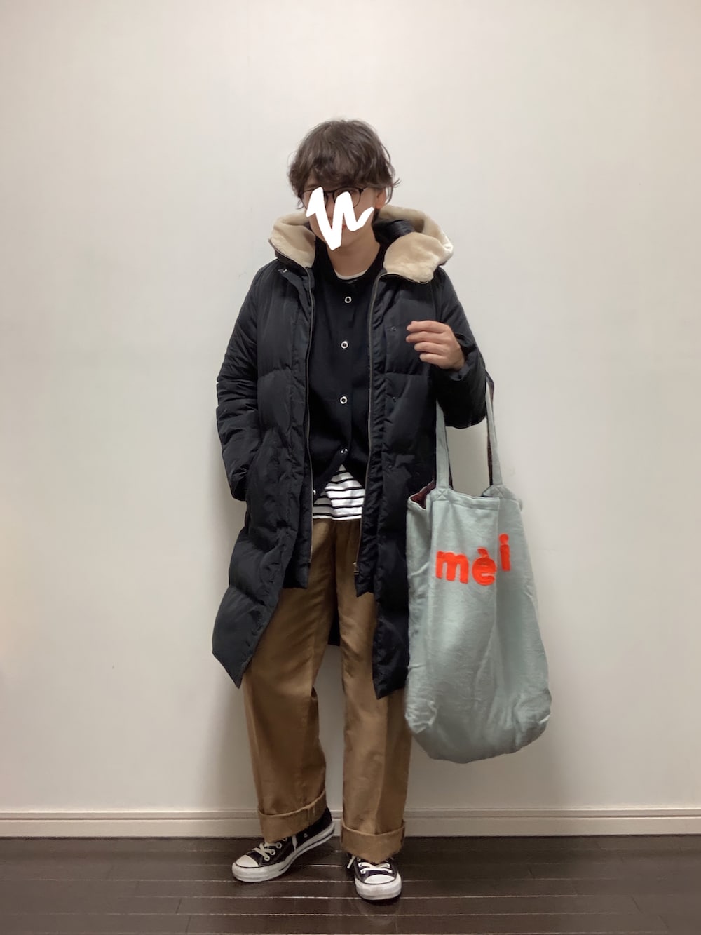 ベージュ系のパンツ、グレー系のトートバッグ、ブラック系のカーディガン/ボレロを着用したレディースの冬コーディネートの2枚目の写真