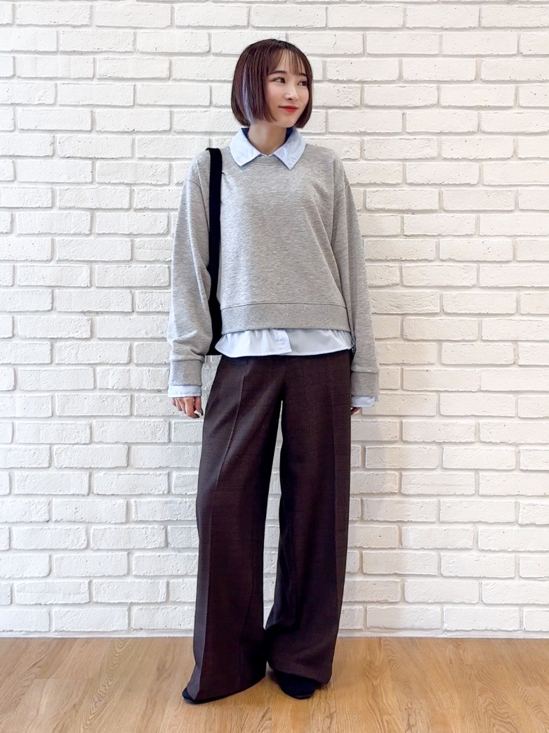 グレー系のTシャツ/カットソー、ブラウン系のその他パンツ、ブラック系のその他シューズを着用したレディースの秋コーディネートの5枚目の写真