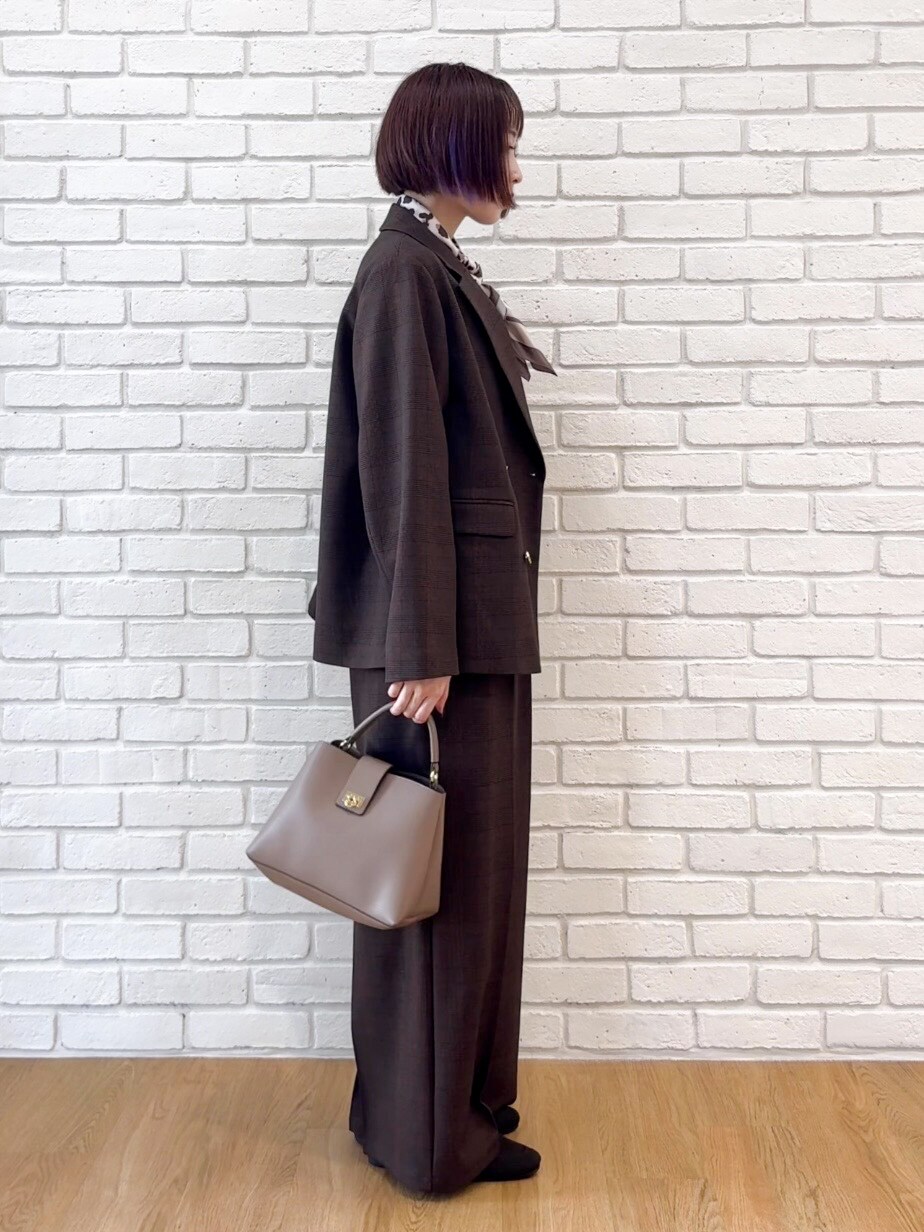 レッド系のニット/セーター、ブラウン系のその他パンツ、ブラウン系のその他シューズを着用したレディースの秋コーディネートの2枚目の写真