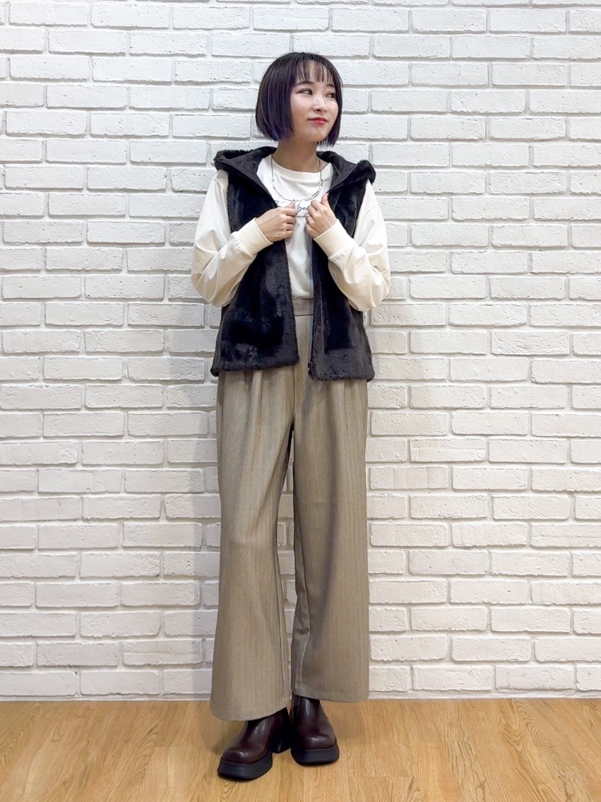 ブラウン系のブルゾン、ホワイト系のTシャツ/カットソー、ベージュ系のその他パンツを着用したレディースの秋コーディネートの8枚目の写真