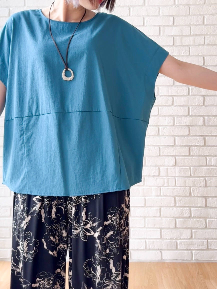ブルー系のTシャツ/カットソー、ブラック系のその他パンツ、シルバー系のサンダルを着用したレディースの夏コーディネートの6枚目の写真