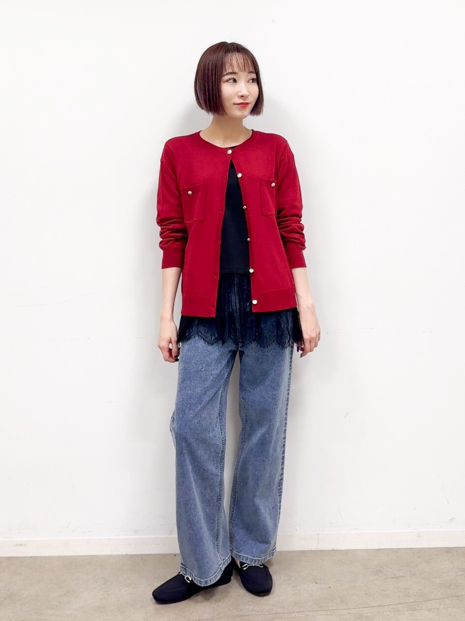 レッド系のカーディガン/ボレロ、ブラック系のTシャツ/カットソー、ブルー系のデニムパンツを着用したレディースの夏コーディネートの6枚目の写真