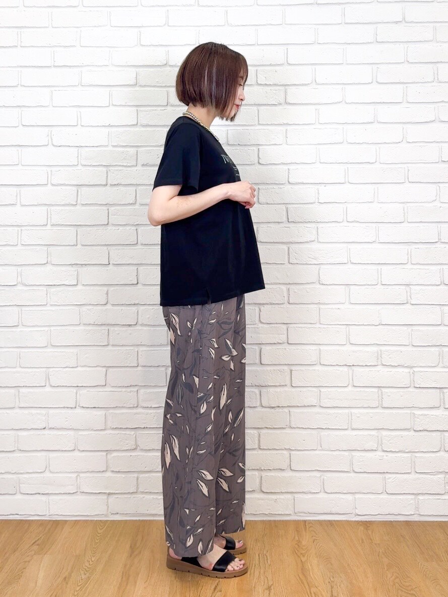 ブラック系のTシャツ/カットソー、ブラウン系のその他パンツ、ブラック系のサンダルを着用したレディースの夏コーディネートの9枚目の写真