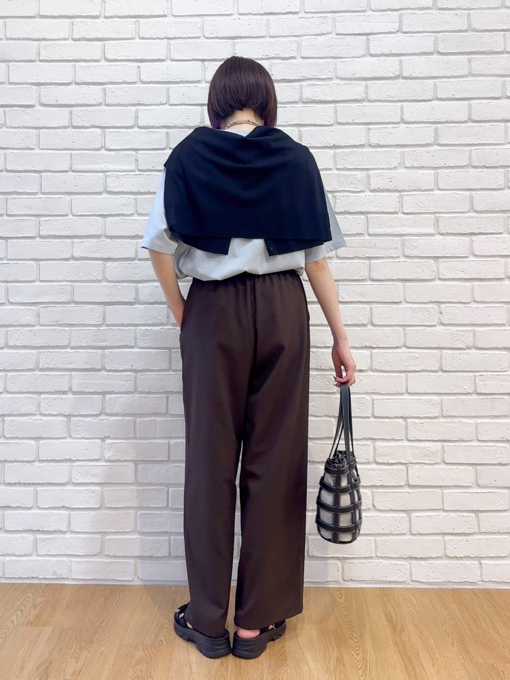ブラック系のカーディガン/ボレロ、ブラウン系のその他パンツ、ブラック系のサンダルを着用したレディースの夏コーディネートの3枚目の写真