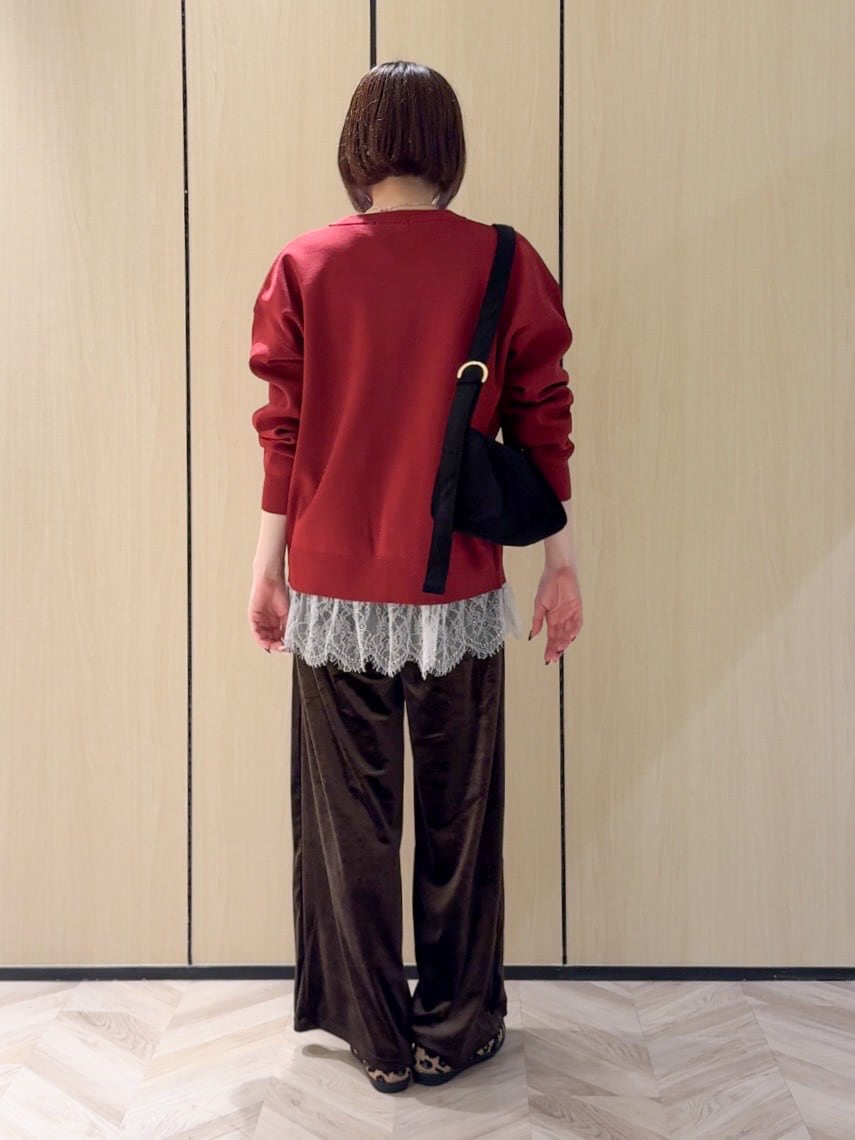 レッド系のカーディガン/ボレロ、ホワイト系のTシャツ/カットソー、ブラウン系のその他パンツを着用したレディースの秋コーディネートの3枚目の写真