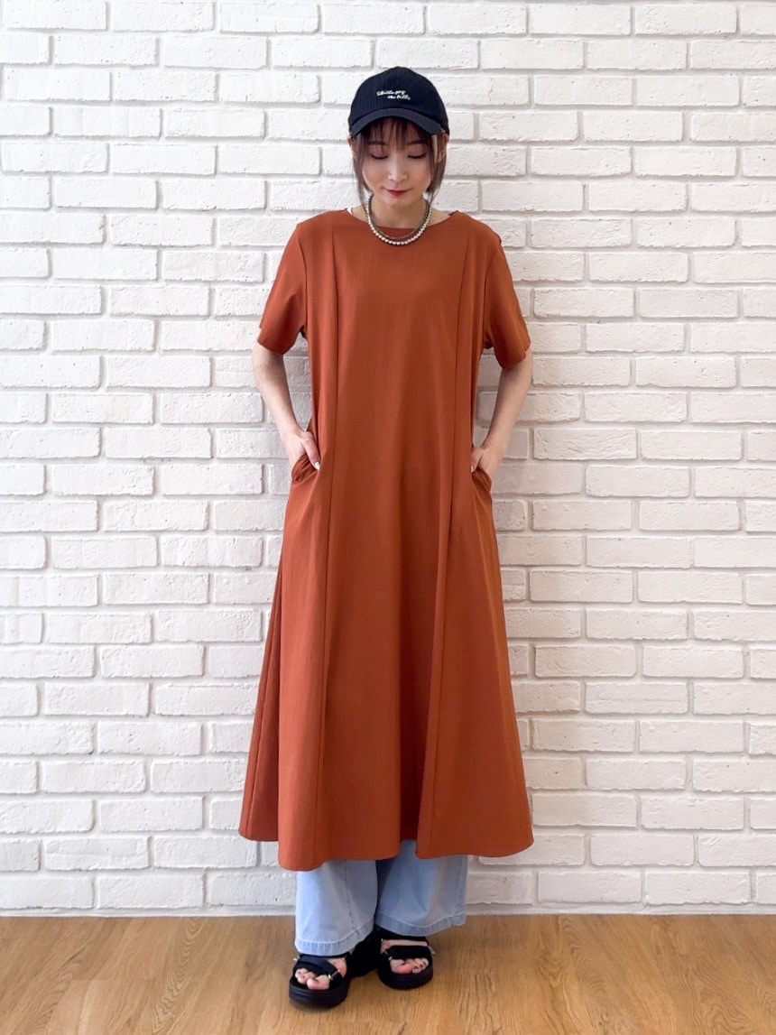 オレンジ系のワンピース、ブラック系のシャツ/ブラウス、ブルー系のその他パンツを着用したレディースの夏コーディネートの5枚目の写真