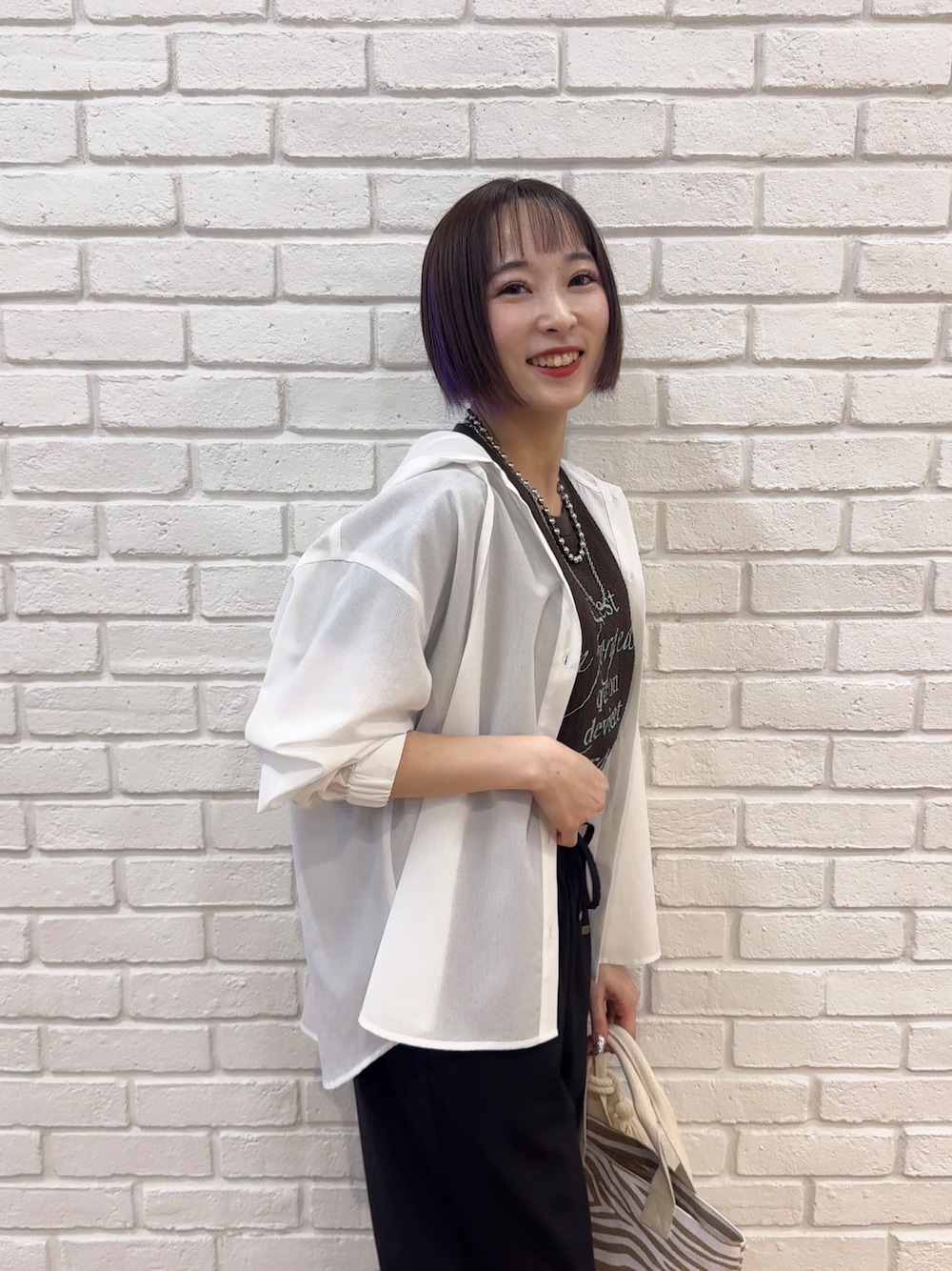 ホワイト系のシャツ/ブラウス、ブラウン系のTシャツ/カットソー、ブラック系のその他パンツを着用したレディースの夏コーディネートの10枚目の写真