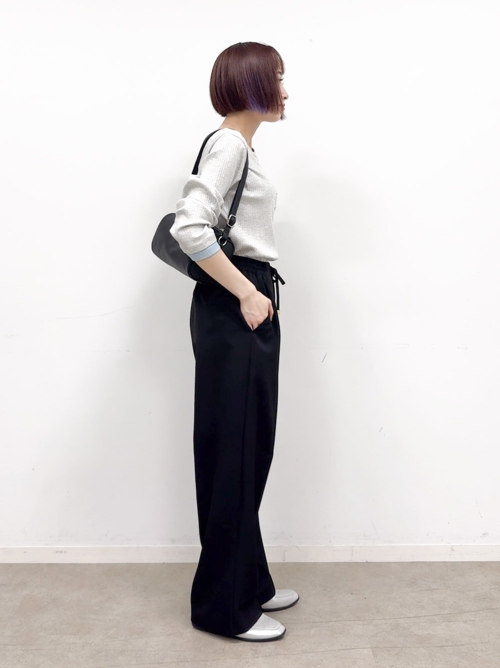 グレー系のTシャツ/カットソー、ブラック系のその他パンツ、シルバー系のパンプスを着用したレディースの秋コーディネートの2枚目の写真