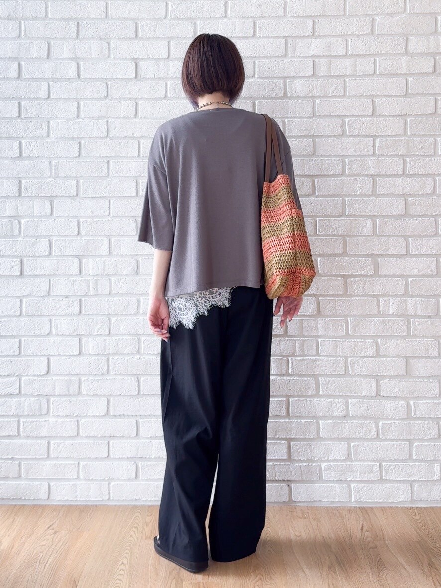 グレー系のTシャツ/カットソー、ホワイト系のタンクトップ、ブラック系のサンダルを着用したレディースの夏コーディネートの3枚目の写真