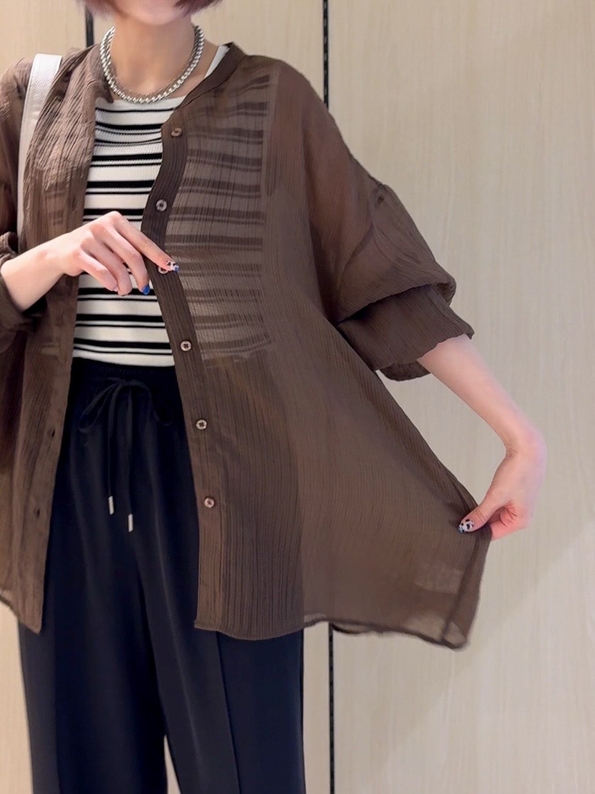 ブラウン系のシャツ/ブラウス、ベージュ系のニット/セーター、ブラック系のその他パンツを着用したレディースの夏コーディネートの6枚目の写真