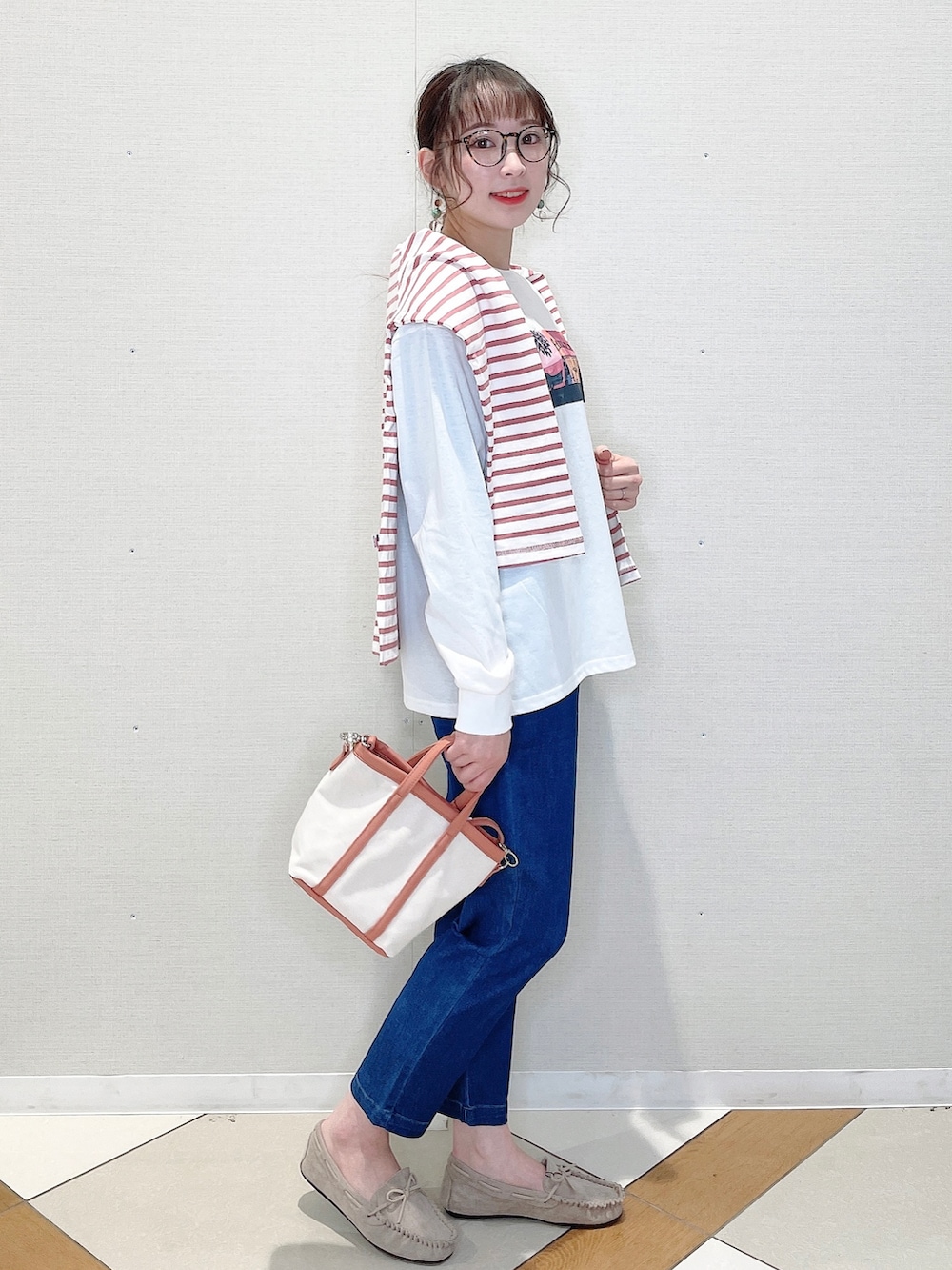 ホワイト系のTシャツ/カットソー、ピンク系のTシャツ/カットソー、ブルー系のその他パンツを着用したレディースの春コーディネートの2枚目の写真