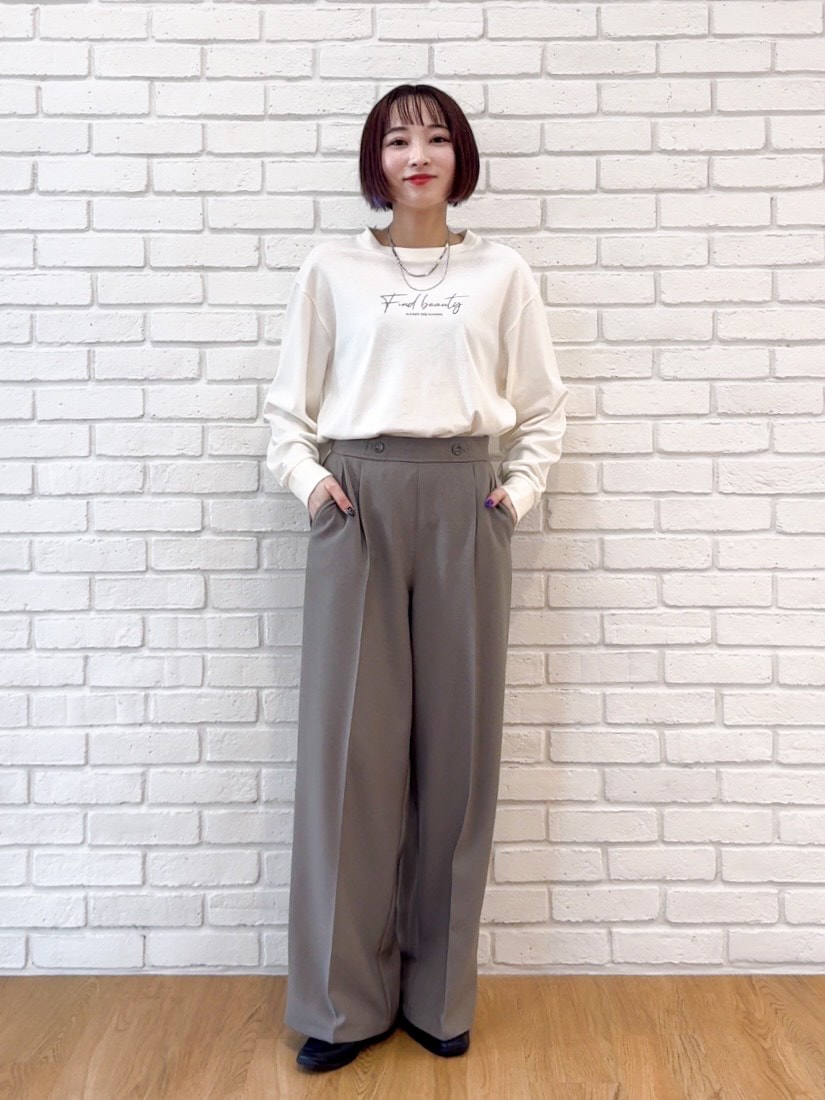 ホワイト系のTシャツ/カットソー、ベージュ系のその他パンツ、ブラック系のパンプスを着用したレディースの秋コーディネートの9枚目の写真
