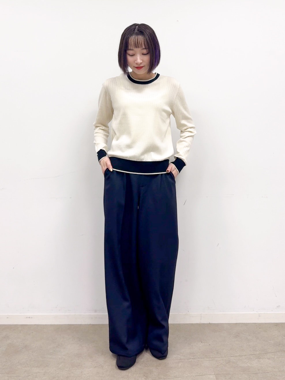 ホワイト系のカーディガン/ボレロ、ホワイト系のニット/セーター、ブラック系のその他シューズを着用したレディースの秋コーディネートの8枚目の写真