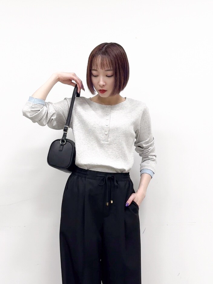 グレー系のTシャツ/カットソー、ブラック系のその他パンツ、シルバー系のパンプスを着用したレディースの秋コーディネートの5枚目の写真