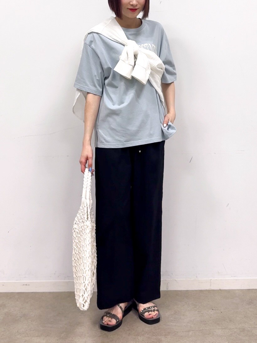 ホワイト系のシャツ/ブラウス、ブラック系のその他パンツ、グレー系のサンダルを着用したレディースの春コーディネートの5枚目の写真