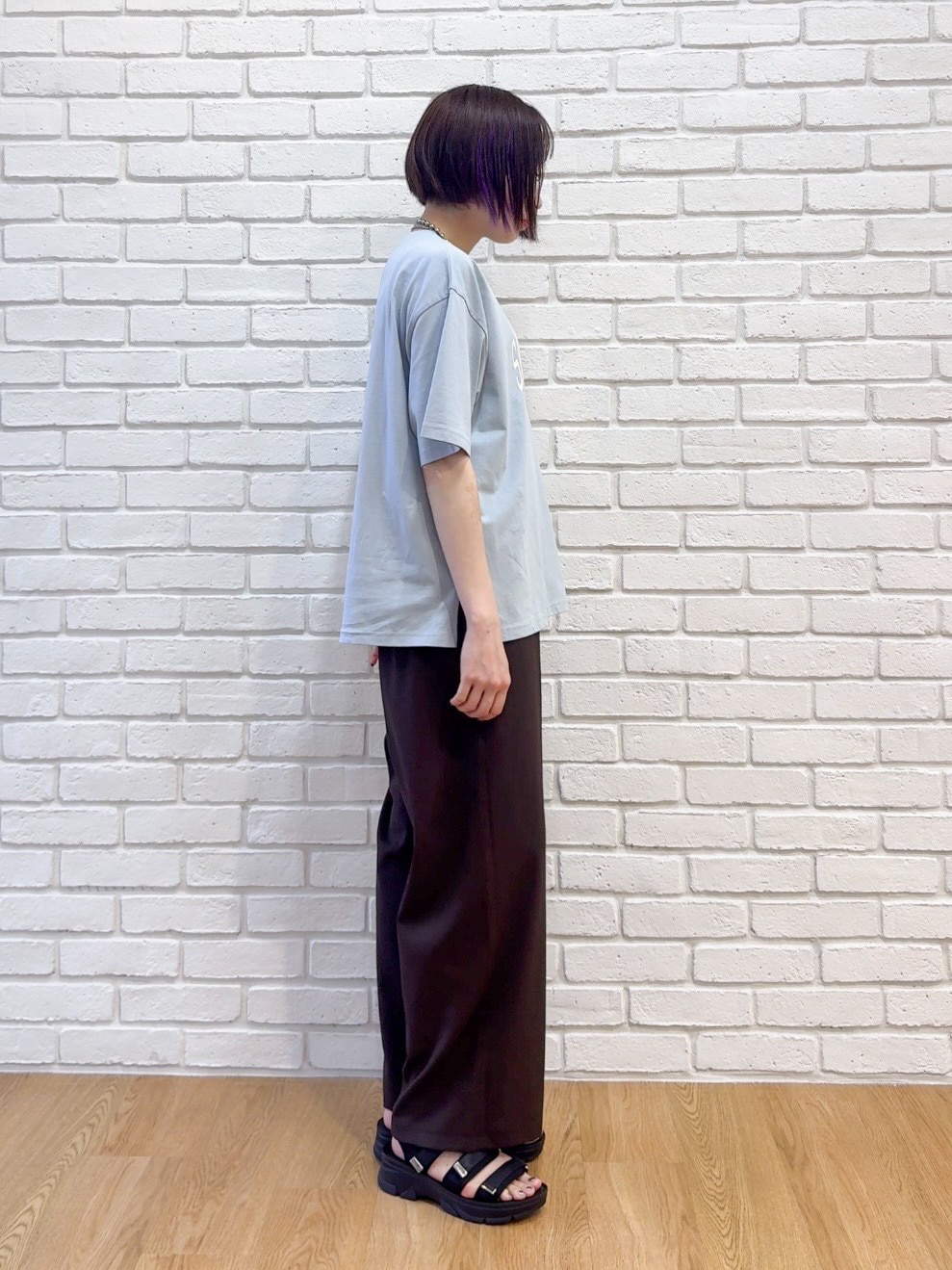 ブラック系のカーディガン/ボレロ、ブラウン系のその他パンツ、ブラック系のサンダルを着用したレディースの夏コーディネートの7枚目の写真