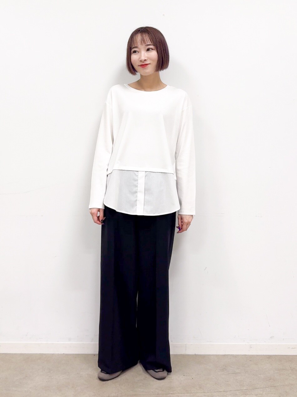 ホワイト系のTシャツ/カットソー、ブラック系のその他パンツ、ブラック系のその他シューズを着用したレディースの夏コーディネートの9枚目の写真